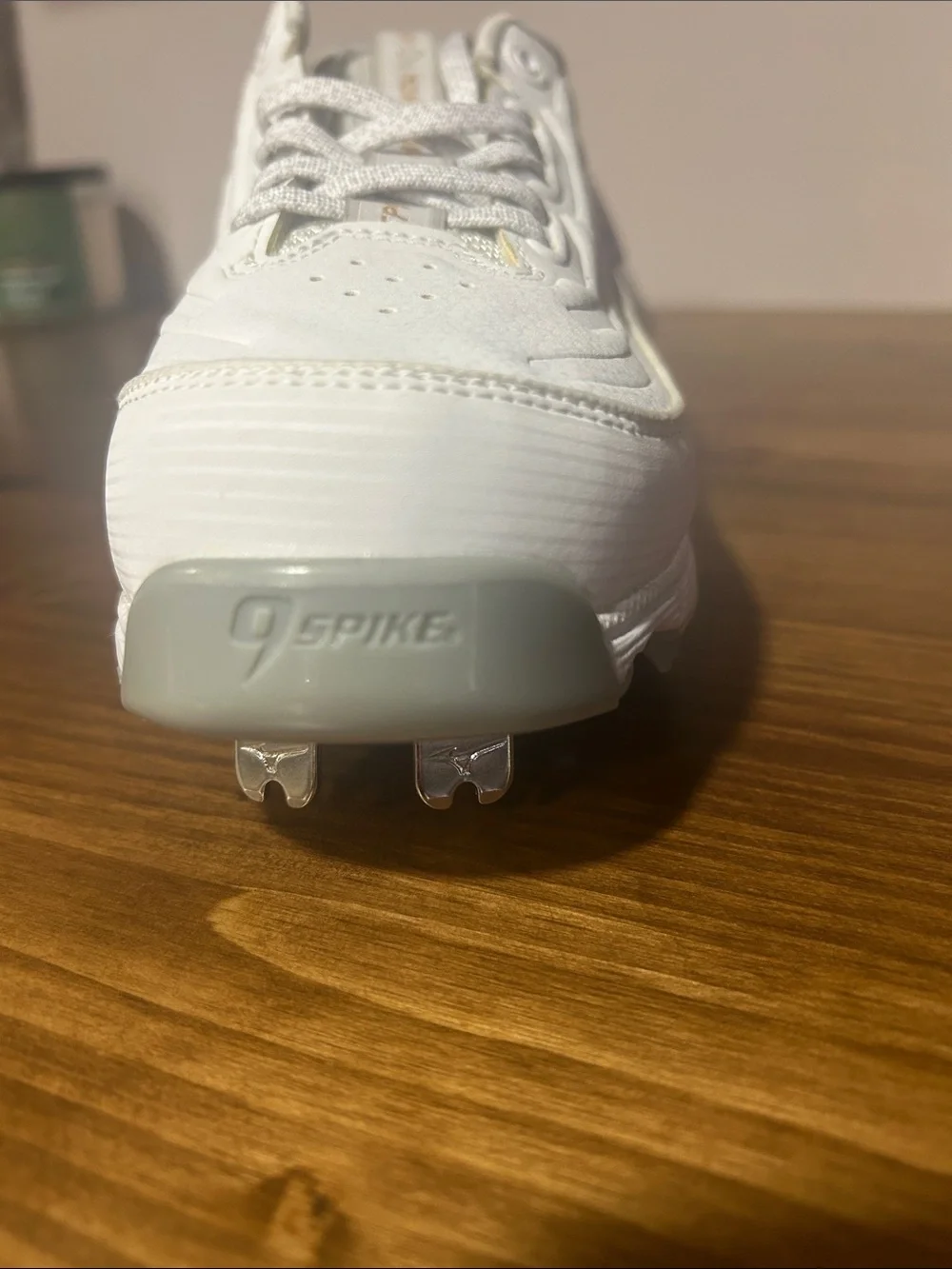 Mizuno 9-Spike Swift 8 softball metal cleats in white. NEW size 7.5